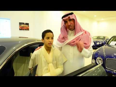 الفنان فايز المالكي يسلم الطفل يوسف الانصاري البنتلي 2014