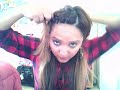 hola, una manera rápida para lograr ese look que esta de moda, la famosa trenza francesa...intentalo!!!! claro que puedes hacerla