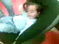 bebe en silla con rueditas