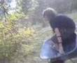 Idioten mit snowboard in der wiese
