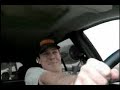 Flugzeug landet auf der Autobahn
