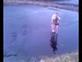 A dive in the frozen pond - Mergulho no lago congelado