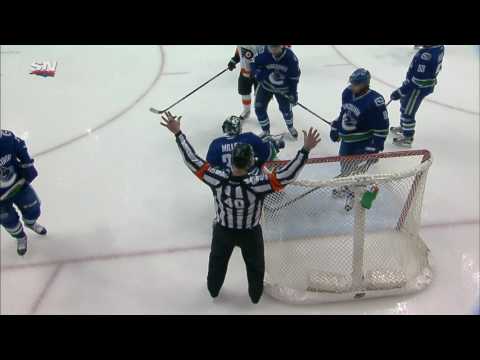 Video: It’s a good goal for Simmonds against Canucks after review