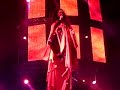 La gran Diva!!!Inició su concierto con Desátame, arrebatadora y rompedora como solo Mónica sabe hacerlo, como solo Mónica sabe deslumbrarnos en su versión más gótica a la vez que glamorosa que voz!!! saliendo del suelo colgada a cual maniquí, volando  entre la gente deslumbró al públicoQue Diva, que voz, que talante y guapísima con ese corpiño y esas rasgadas vestiduras