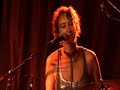 la bestiole le duo taill� dans le rock avec delphine debout a la batterie et au chant et olivier aux guiatres et boucles www.la-bestiole.com www.msypace.com/labestiole