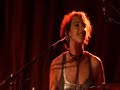 la bestiole le duo taill� dans le rock avec delphine debout a la batterie et au chant et olivier aux guiatres et boucles www.la-bestiole.com www.msypace.com/labestiole