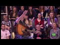 Otro telespectador manda su duda a David, que en este caso es una petición para que David le dedique una canción a su novia. Y nuestro pedazo de artista no le ha hecho el feo al pobre chaval. ¡Buenísimo este Guapo!