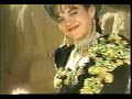 Caporales 100 % BolivianoThe dance is 100% bolivian, just like Tinku, Diablada, Morenada, Tobas etc. So please drop the bullshit that the dance also belongs to Peru or some other contry. People in other contries may dance it as much as they want but please accept/respect that Caporales is from Bolivia even though the dance is developing in diffrent styles all over the world.PERUANOS DEJEN DE ROBAR NUESTRO MUSICALos caporales es un baile bolivianoCaporales