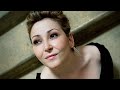 Karine Deshayes sang her first Urbain in Giacomo meyerbeer's Les Huguenots, a jewel of french opera. She gives a show of both her agility and her lyric voice here, quite a perfect aria for her! February 2011, Teatro real de Madrid. Direction musicale : Renato Palumbo Chef de chœur : Andrés Máspero Marguerite de Valois : Annick Massis Valentine : Juliana Di Giacomo Urbain : Karine Deshayes Raoul de Nagis : Eric Cutler Le comte de Nevers : Dimitris Tiliakos Marcel : Dmitry Ulyanov