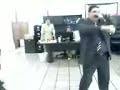 EL SE�OR QUE BAILA PEPE BOBINAS ALIAS LA PEGGY EN LA OFICINA