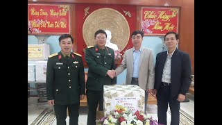 Đồng chí Đào Ngọc Sơn - Chủ tịch MTTQ thành phố tặng quà các đơn vị trực Tết