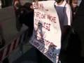 C'è Berlusconi, sequestrato cartello di protesta