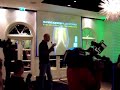 Eric Koller en zijn kapotte microfoon bij Sprekersplatform