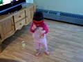 ma fille adooore annie brocoli...alors elle danse sur sa chanson pr�f�r�e..avec les lunettes comme germaine, la grenouille v�g�tarienne!!!