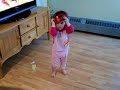 ma fille adooore annie brocoli...alors elle danse sur sa chanson pr�f�r�e..avec les lunettes comme germaine, la grenouille v�g�tarienne!!!