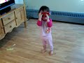 ma fille adooore annie brocoli...alors elle danse sur sa chanson pr�f�r�e..avec les lunettes comme germaine, la grenouille v�g�tarienne!!!