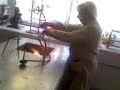prof de quim apagando un incendio