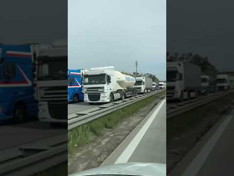 Pogaduszki kierowców w tirach, a za nimi korek