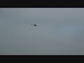 piloot jeroen en pa lex kijken naar een rc helikopter