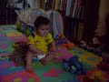 Luisito jugando en el piso