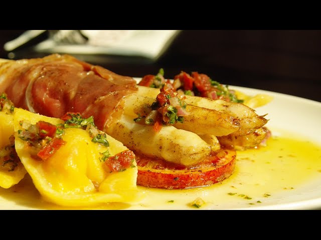 Tortelloni mit Käse-Tomatenfüllung, dazu Parmaschinken und frischer Spargel