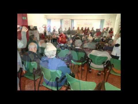 La coral de l'Institut Maria Rúbies celebra el Nadal al barri de la Bordeta