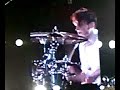 Perkusista Chad grał solówkę, pomagał mu grać jakiś koleś (z prawej), do tego dołączył Flea ze swoją trąbką.