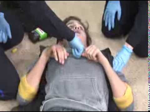 how to administer narcan