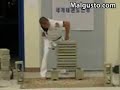 Un hombre que sabe mucho de karate pero poco de otras cosas