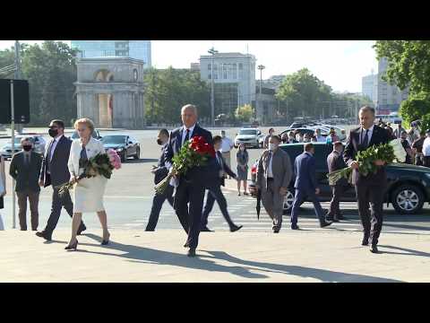 Conducerea de vârf a țării a depus flori la monumentul lui Ștefan cel Mare și Sfînt