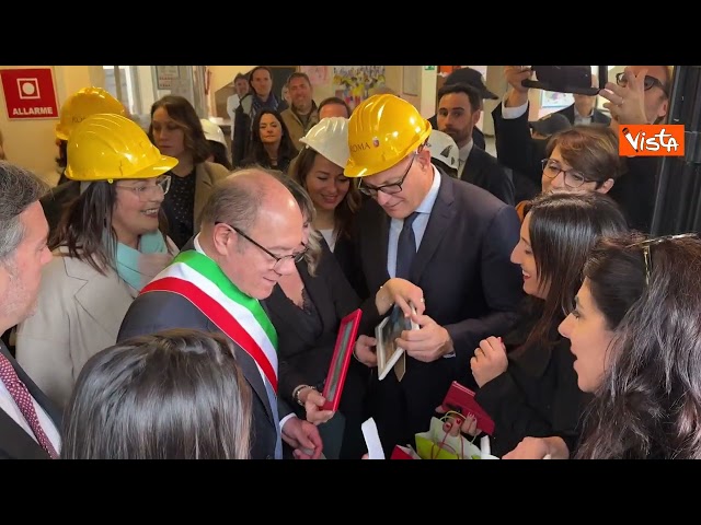 Verdone "sindaco" visita scuola danneggiata da esplosione Via Gordiani con caschetto in testa