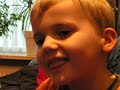 Vermoeide Nino zingt een sinterklaasliedje Vermoeide Nino zingt een sinterklaasliedje