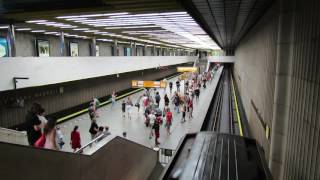 Do kolejiště metra na Florenci skočil cizinec, udělal to už v pátek