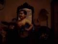 Marcelo Flores toca la guitarra
