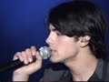 joe holds out mic for the croud to sing Love Bug (joe\