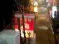 昼も夜も賑やかな小雨パラつく神楽坂の夜：猥雑な神楽小路とギンレイホール地下