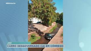 Carro desgovernado cai no Córrego dos Pires, em Jaú