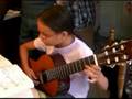 Maeva , 9 ans , joue de la guitare
