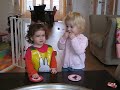 Tzip & Enza eten rozijntjes