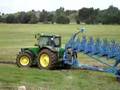 John Deere 8520 mit 9 Schar Pflug und Packer