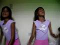 Édlla e Édja Dançando e Cantando.