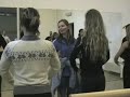 La nostra bravissima allenatrice Milena Panic prova a insegnarci, oltre al patinaggio, qualche elemento di danza.Non sempre gli alunni solo all'altezza, però. Ecco perché si sentono tutte quelle risate.