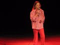 incorporando a abelha-rainha maria beth�nia, angela ro ro interpretou 