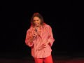 incorporando a abelha-rainha maria beth�nia, angela ro ro interpretou 