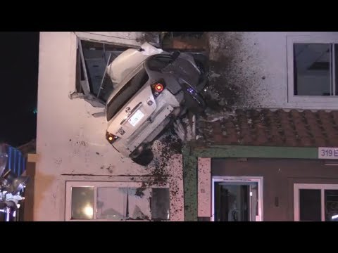 Santa Ana in Kalifornien: Auto fliegt durch die Luf ...