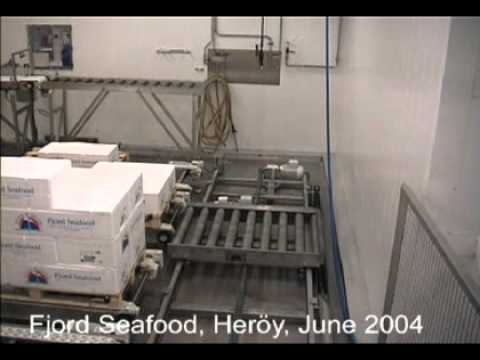 Stöflun á kössum á bretti í Fjord Seafood, Heröy