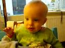 Thobias eet lekker fruit