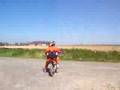 dirt bike dans un chemain de terre