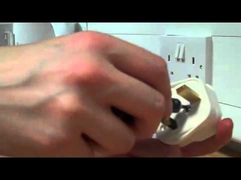 how to change a fuse in a plug without screws
