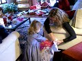 Sofia abre regalos de los abuelos Sofia abre regalos de los abuelos